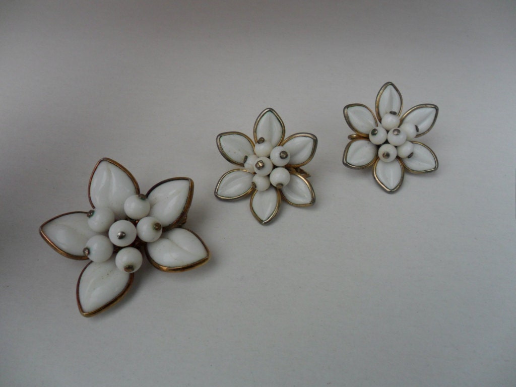 vintage white and gold floral earring and brooch pin set . vintage white florals . vintage Coro brooch pin . vintage summer time jewelry