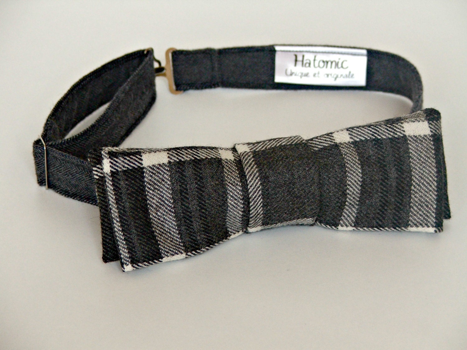 Mens bow tie. Fashion gray tartan necktie. Skinny grey bowtie. Made in France and ready to ship.
