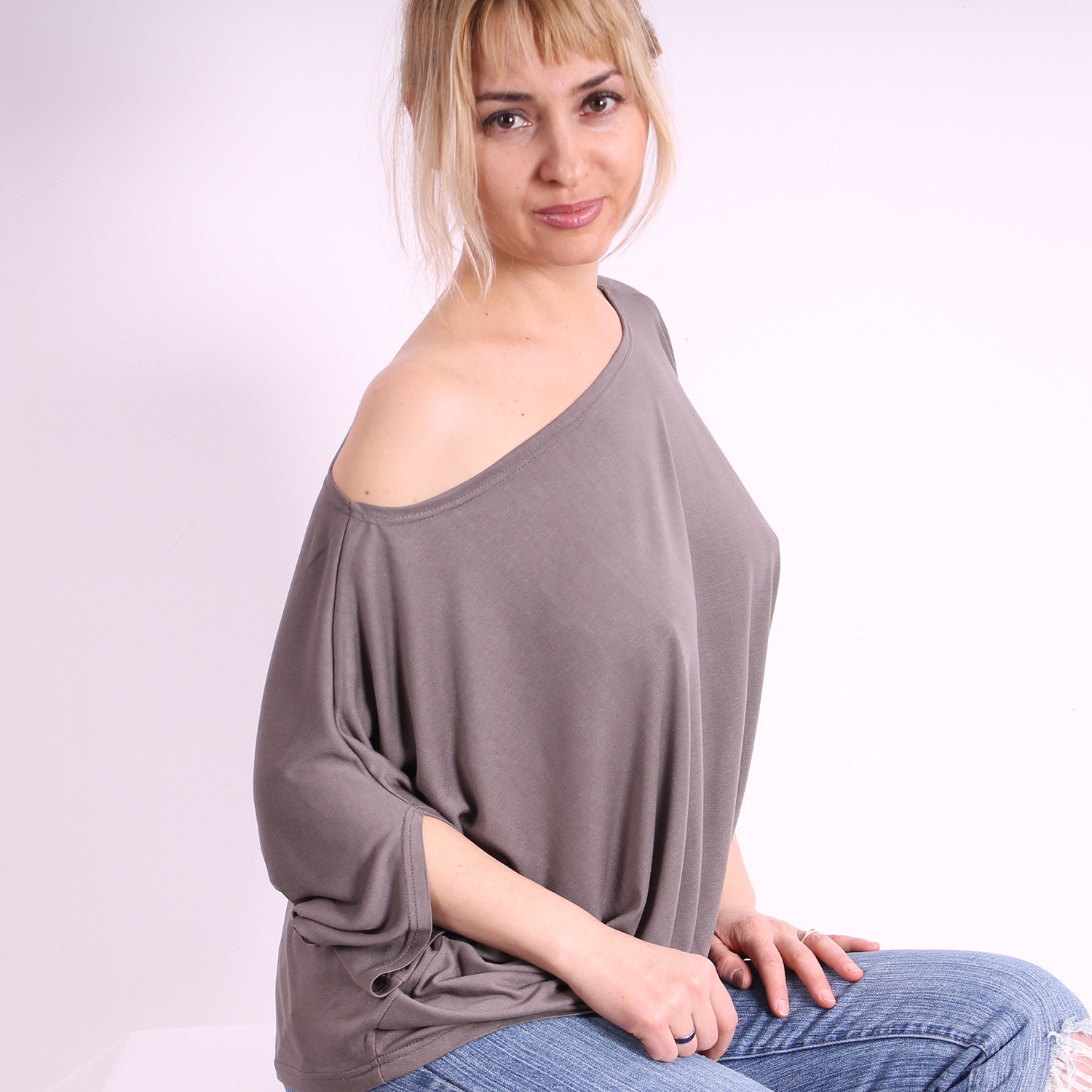 TITA - Simple gray shirt with short sleeves with oval neckline