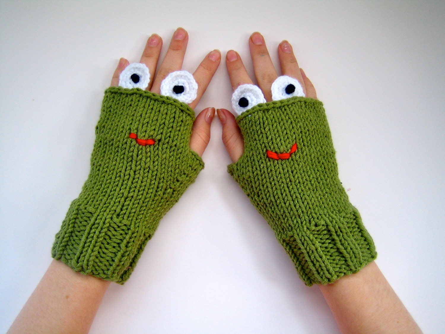 Tween/adult Frog Fingerless Gloves, Handknit, Texting Mitts, Animal Fingerless Gloves, Tween fingerless gloves, fingerless fun