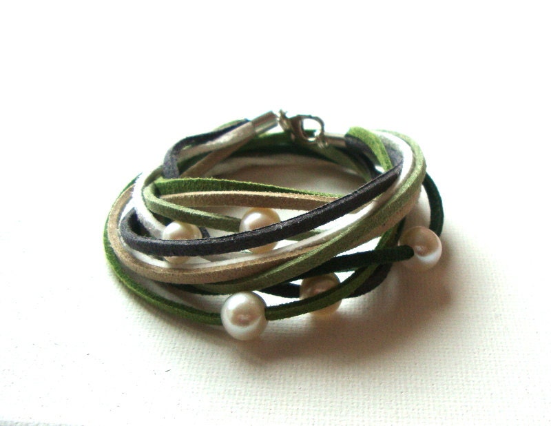 Green wrap bracelet / suede bracelet / summer bracelet / pearl bracelet / leather / boho / double wrapped