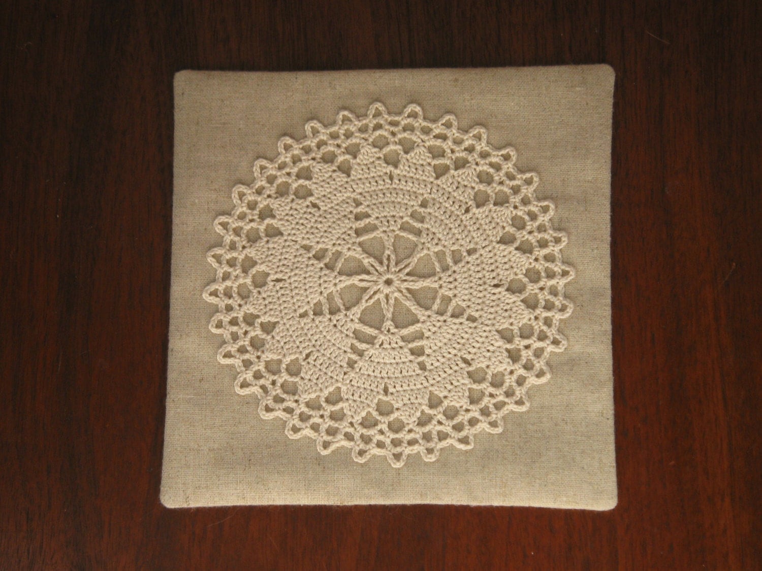 Linen & Cotton fabric tea pot coaster with a doily : Hearts