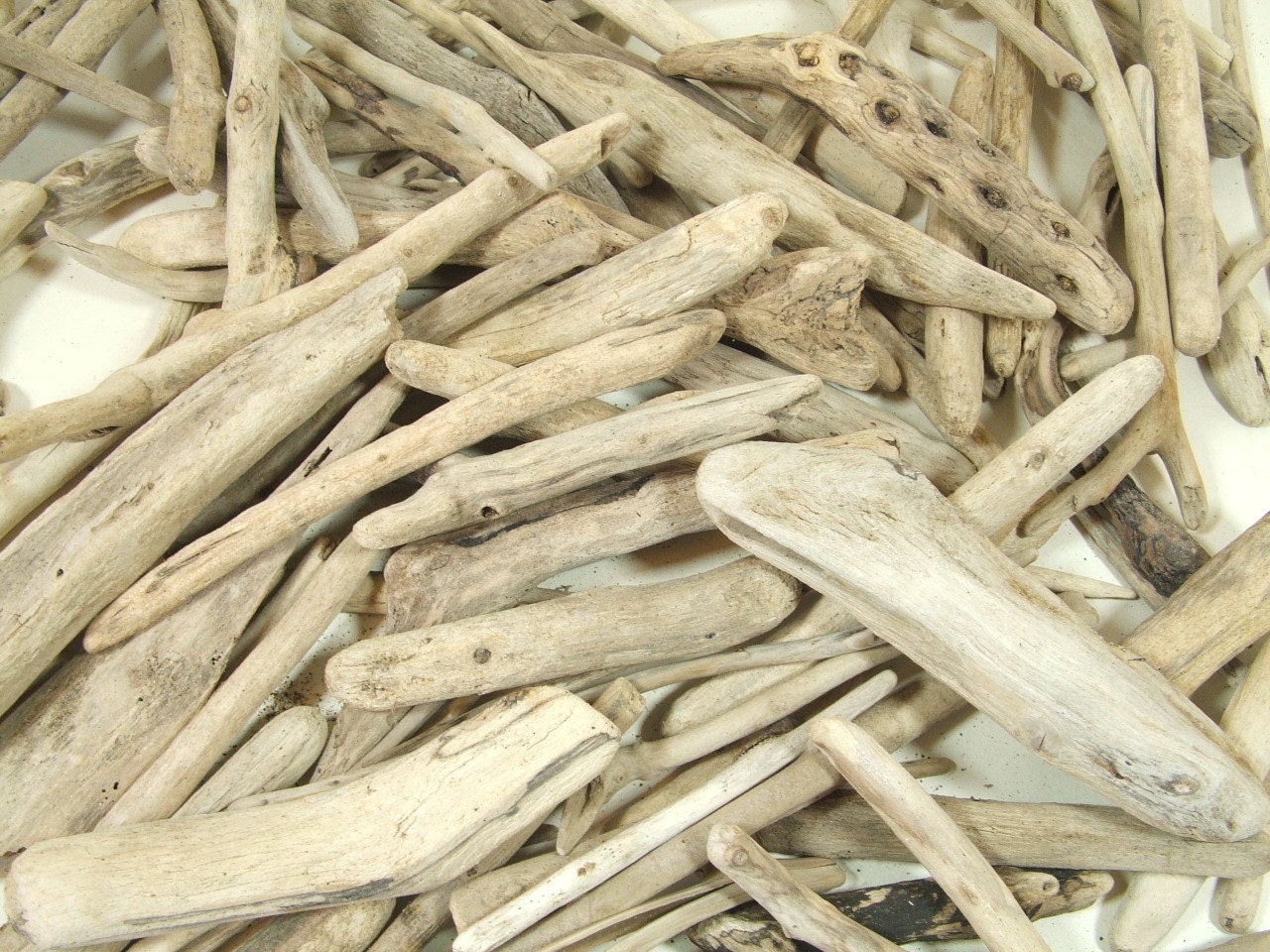 Driftwood Bulk Box Mixed 100 Pieces 3 to 7.5 inches For Mirror frames, Wreaths, Crafts and Projects