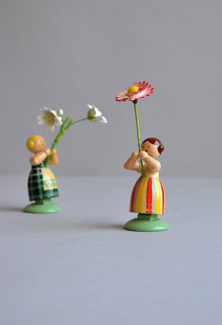 Tiny "Flower Girl" Miniature - WEHA-Kunst Erzgebirge Germany