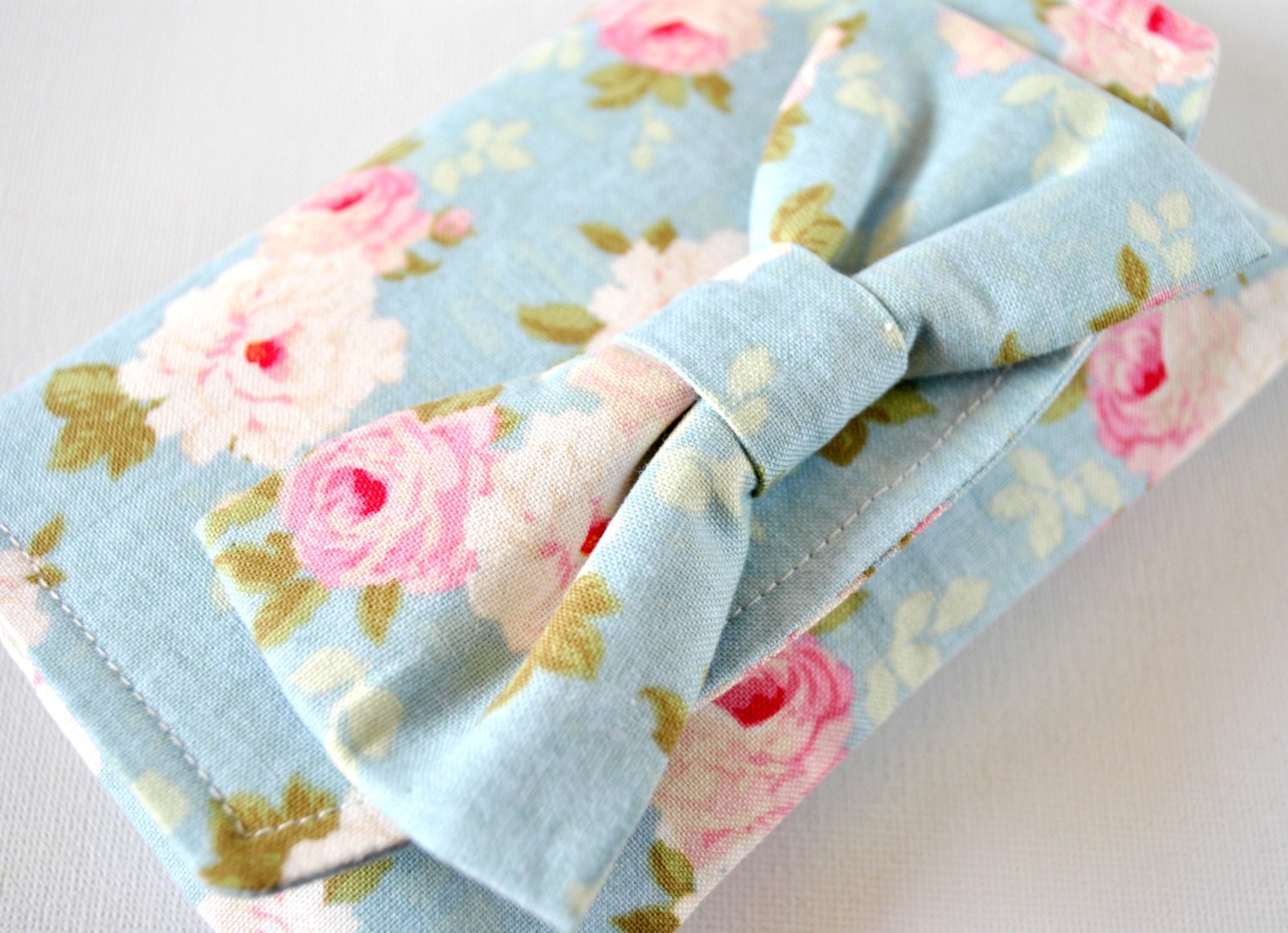 Purse wallet pouch: Tilda Old English roses in pink and light blue with bow.