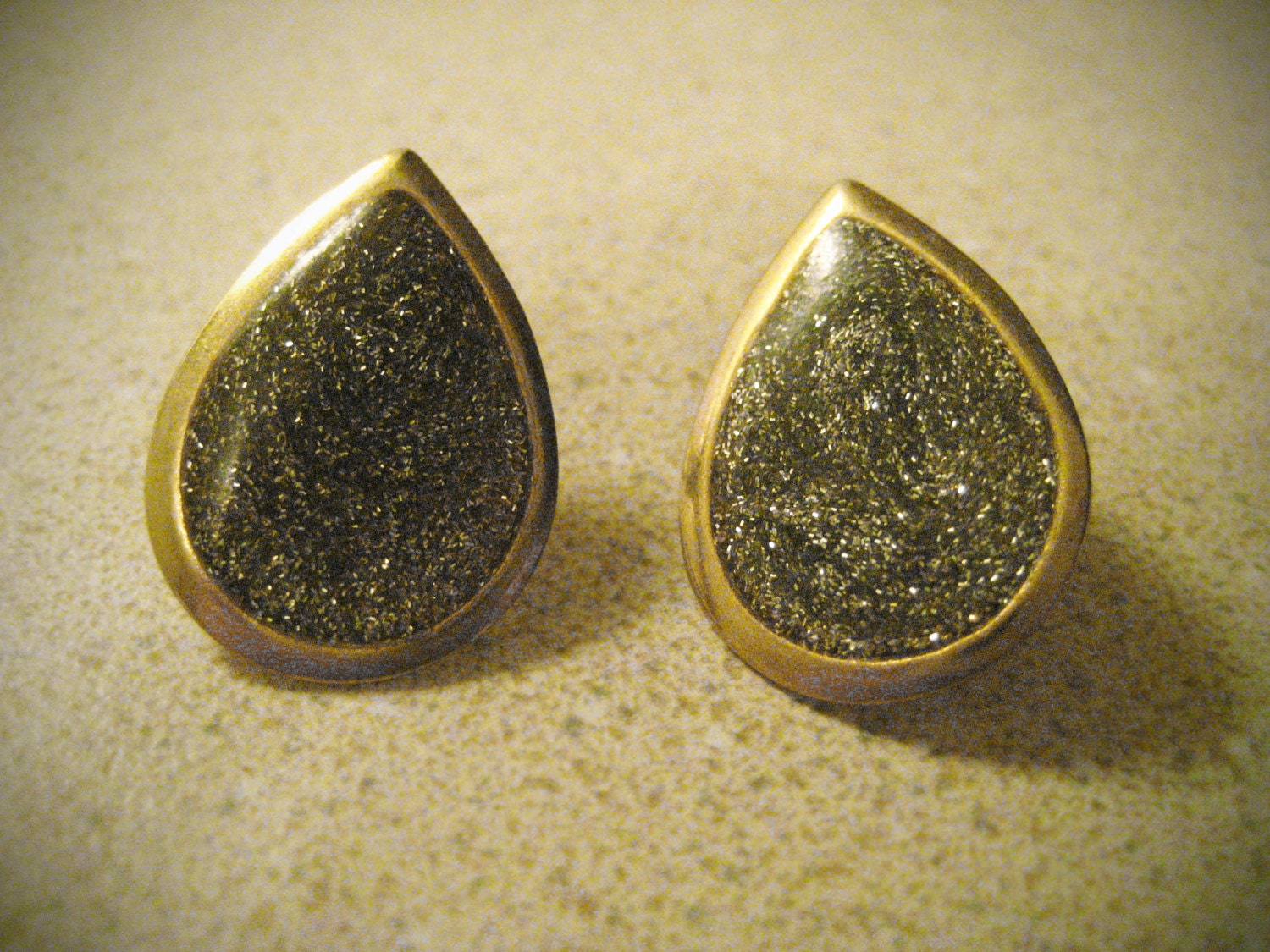 Vintage Jewelry Retro teardrop post earring set - 70's 80's 90's - gold, glitter, dazzle, glamorous grey glitter