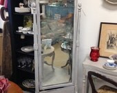 Fee standing mirror