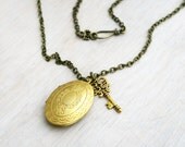 Gold Photo Locket Necklace. Vntage oval pendant antique gold. Locket vintage look. Oval Brass Pendants Locket Gold