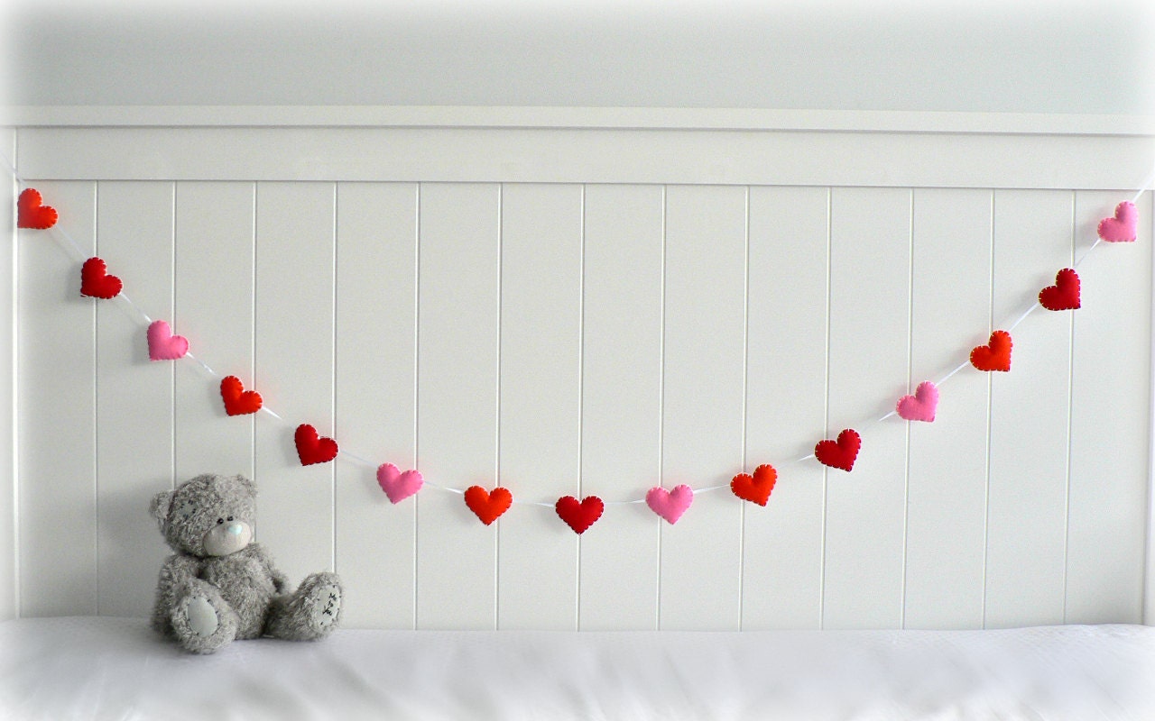 Felt heart banner/ garland/ bunting - Orange, Red, Pink - birthday decor - bedroom decor - custom made