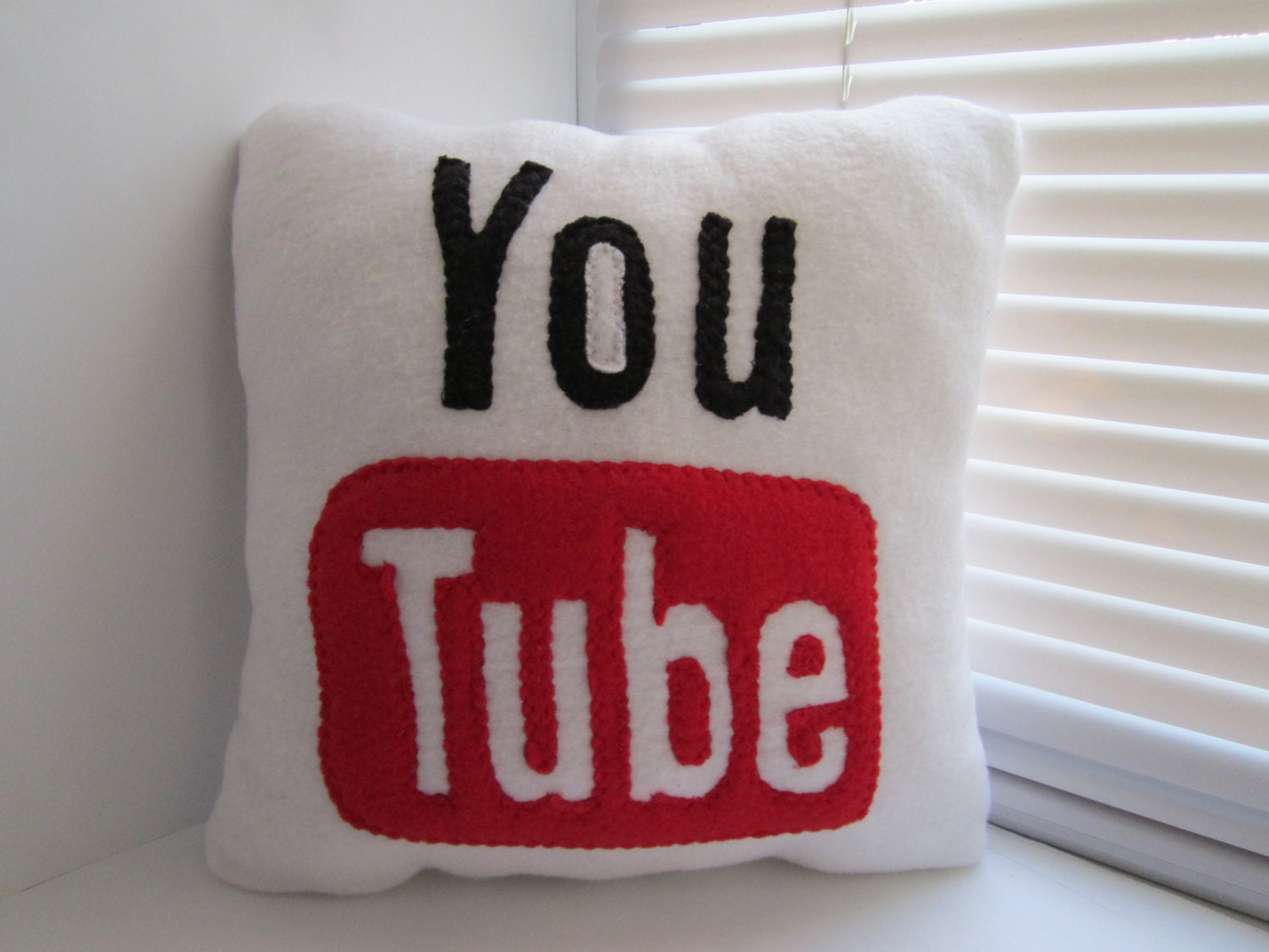 Handmade Geekery Pillow - 12 x 12 White Youtube Pillow -  Cojín youtube - Kissen youtube - Coussin youtube  - Cuscino youtube