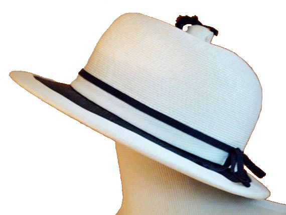 1940s marche exclusive TILT safari style hat in ivory white and navy blue