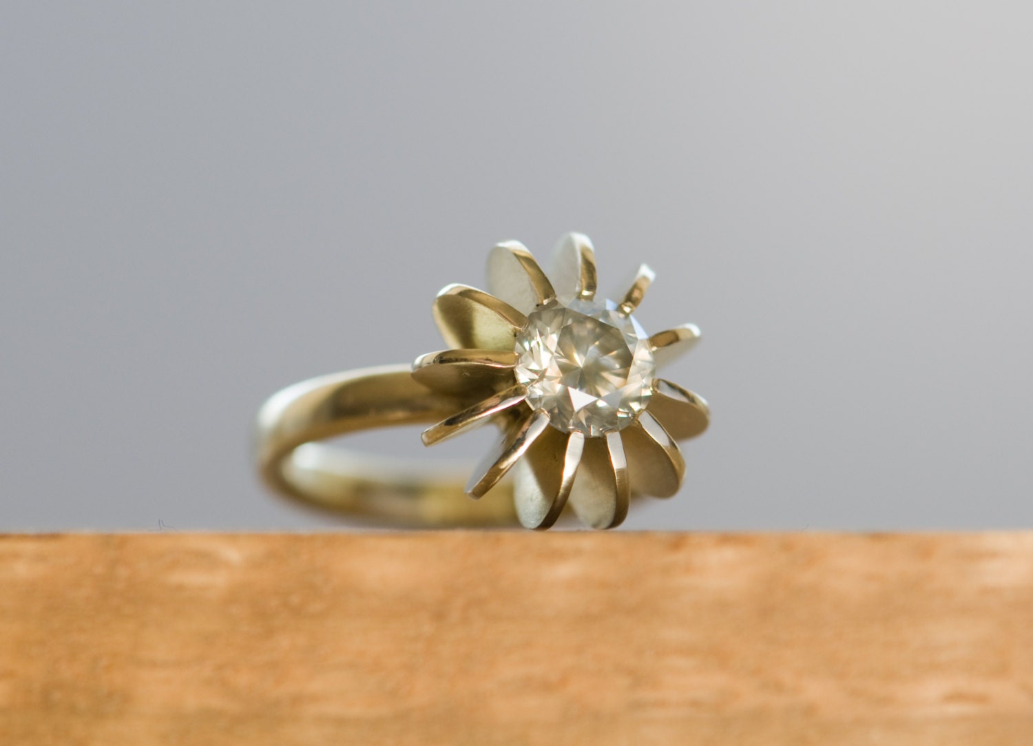 Diamond ring - Diamond Engagement Ring Set In 18 Carat Yellow Gold - Size 6.25