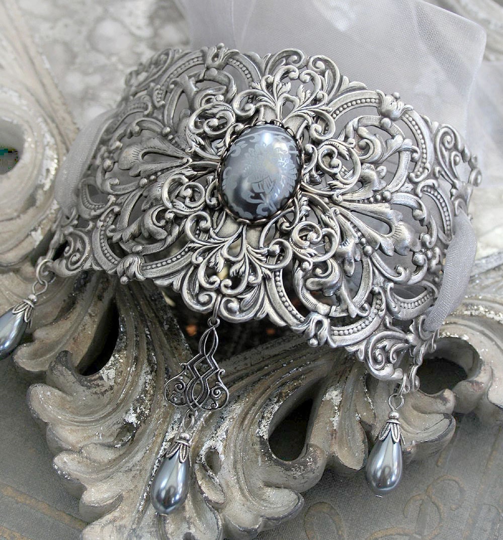 THE GREY LADY Victorian gothic choker in aged silver and grey pearls