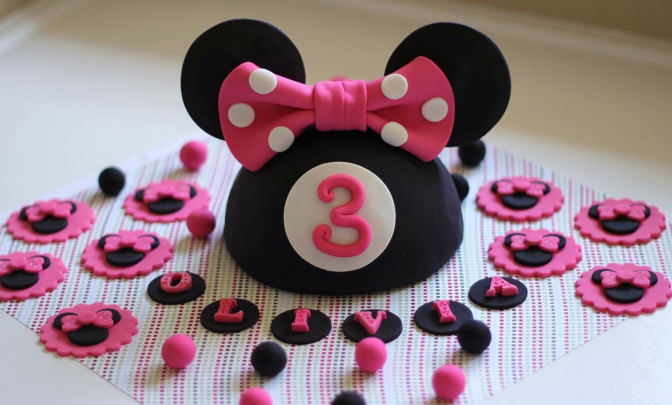 Minnie Mouse-Inspired Cake Party Set - 3D Minnie Cake Topper, Cupake Toppers and Fondant Pearls