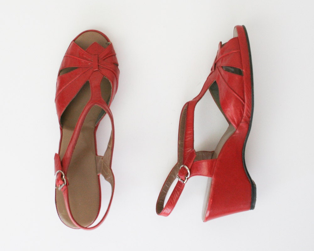 vintage 40s wedges 9 // 1940s shoes 9 // 40s red T-strap wedges