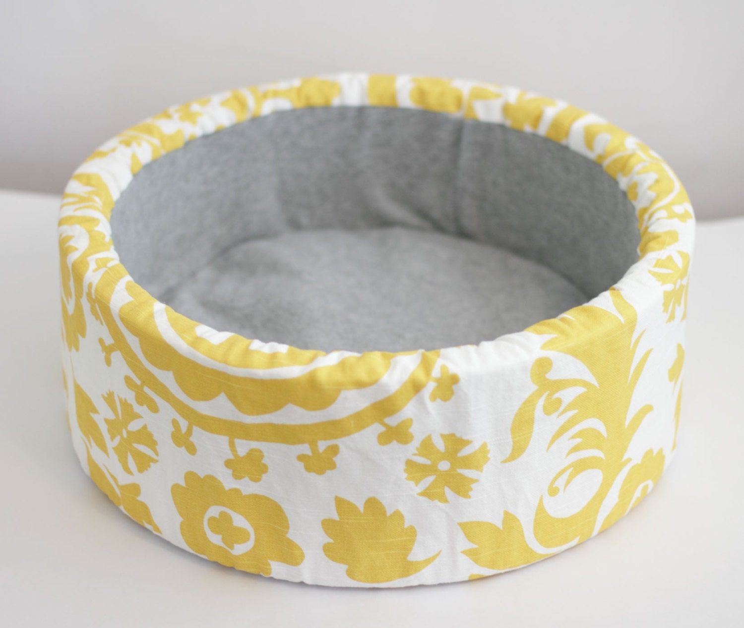 14" Modern Round Cat Bed, Self Warming Bed in Yellow/White Print