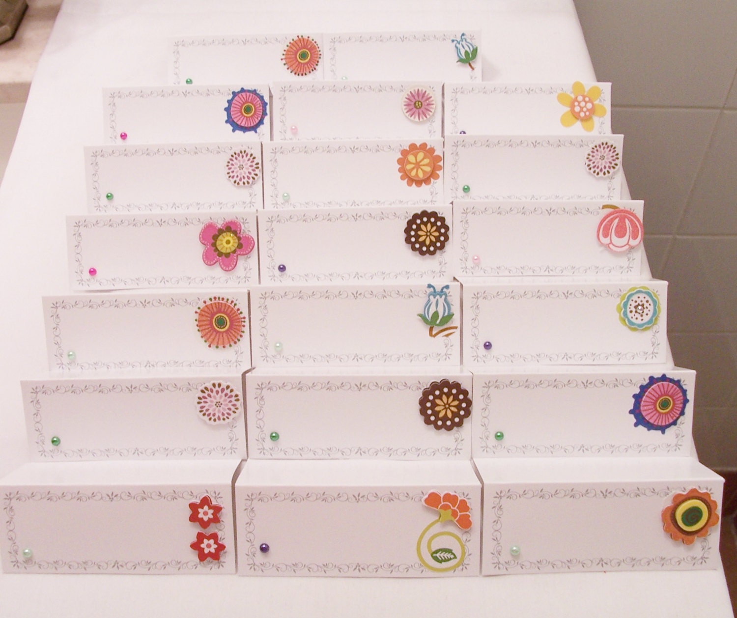 20 Seating placement flower name cards - wedding/birthday/shower name cards - table decorations - seating place cards