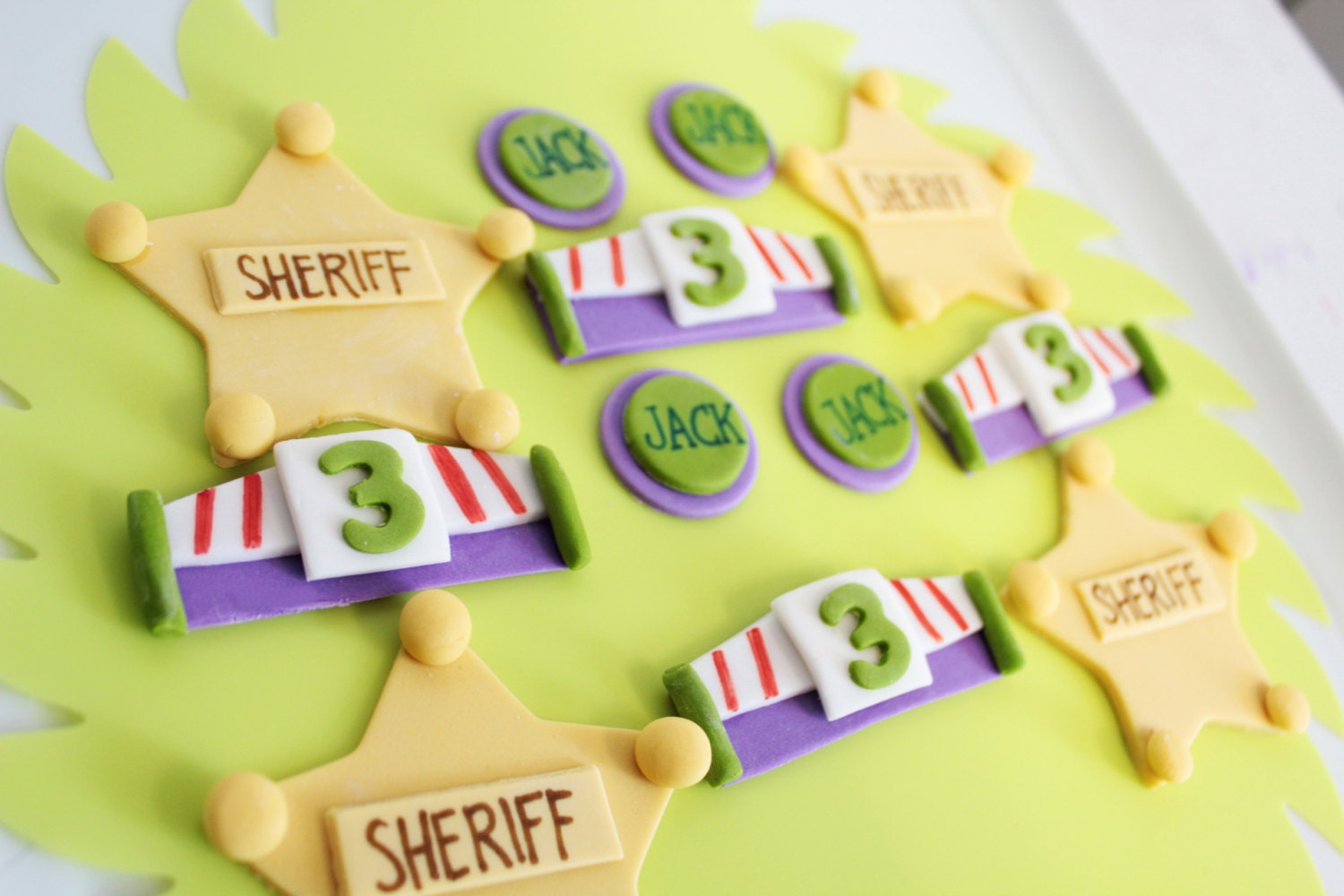 Toy Story, Toy Space Ranger and stars Cupcake toppers 4 Sheriff star with name, 4 dots with name, 4 Buzz wing with number