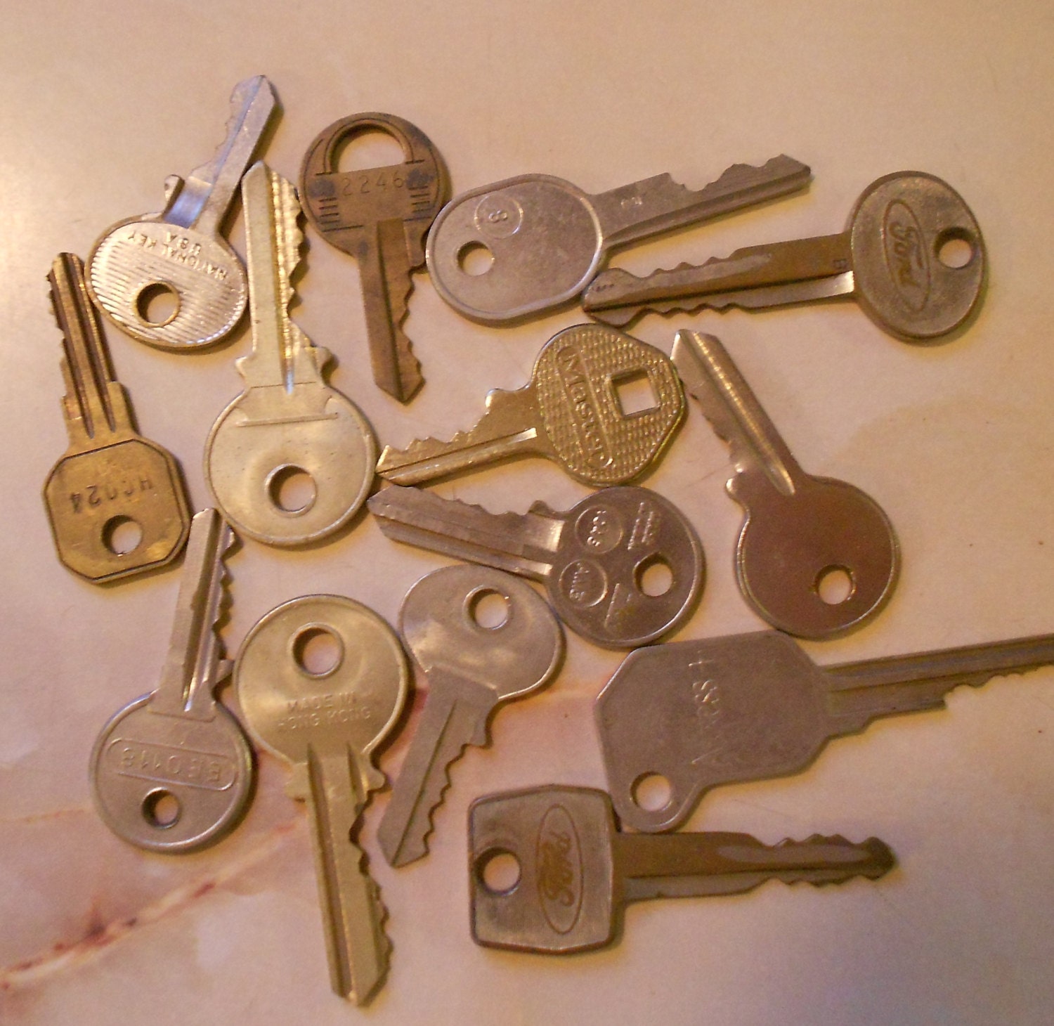 Lot of 14 Destash Keys - Assorted Vintage Keys - DJGStuff
