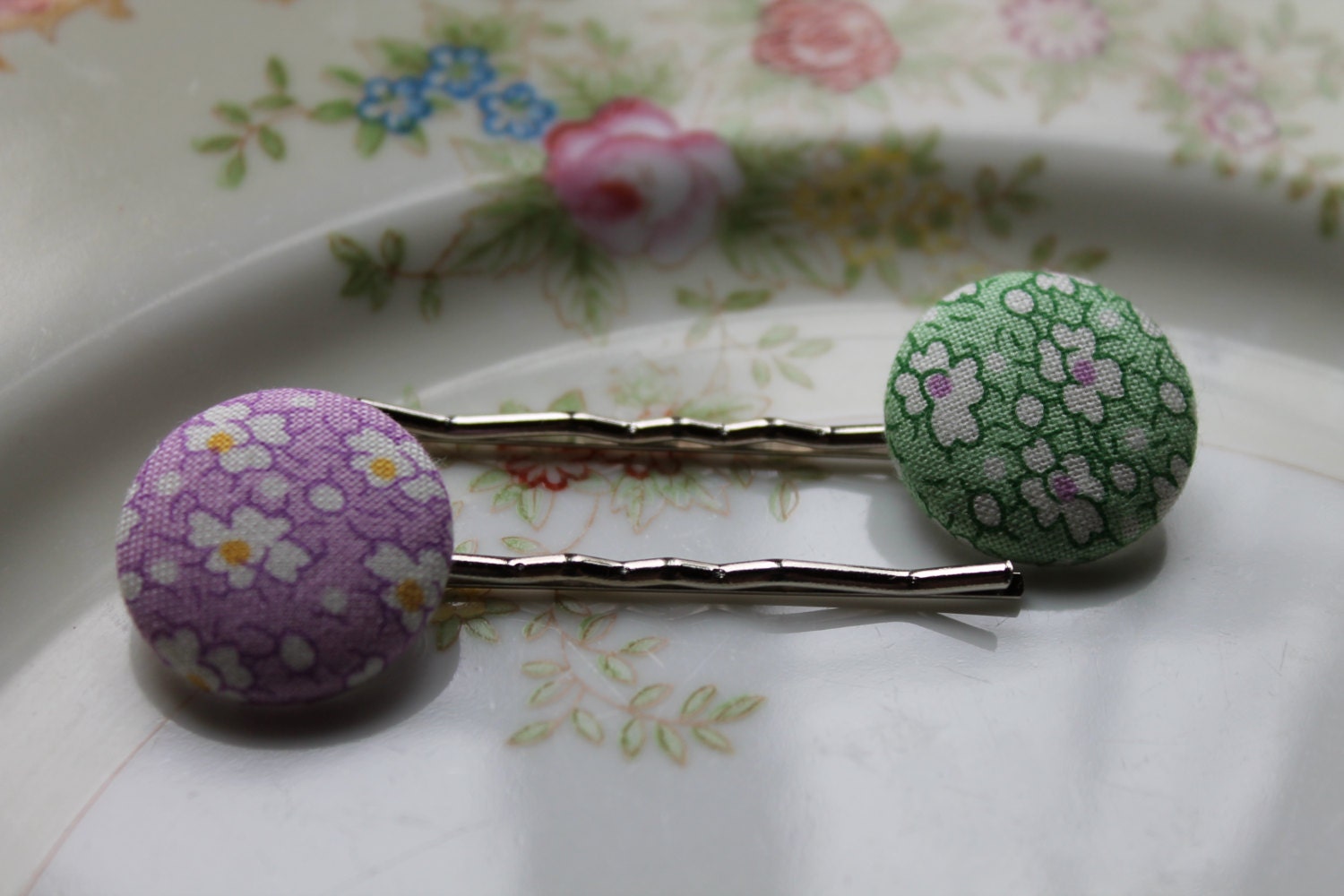 bright spring button covered silver bobby pin hair 1930s reproduction prints lavender 30s spring green small flowers girl teen