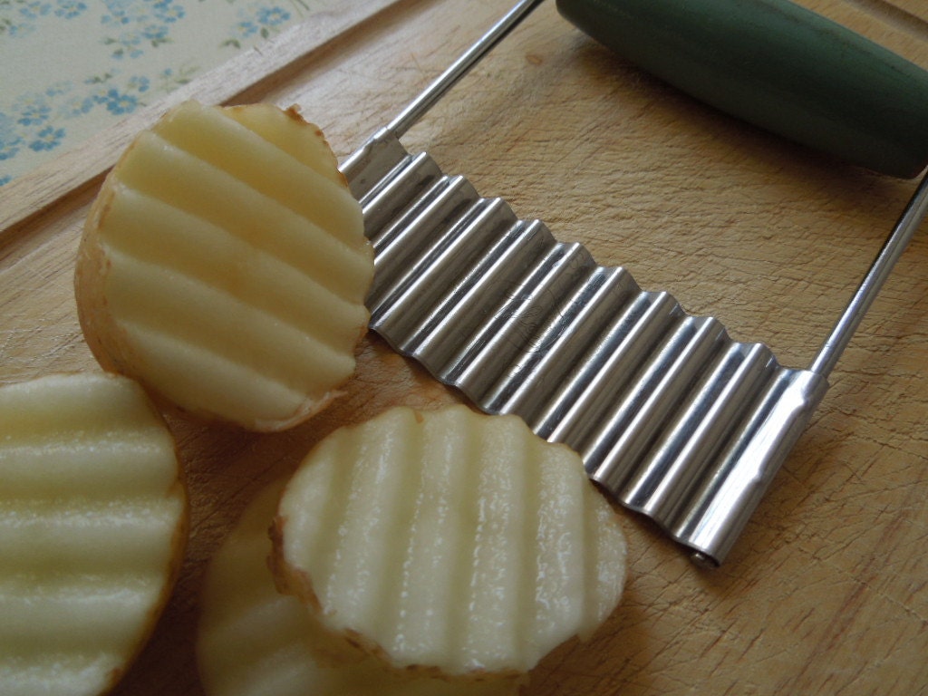 Vintage Tala crinkle cut vegetable chipper with green wooden handle Made in England