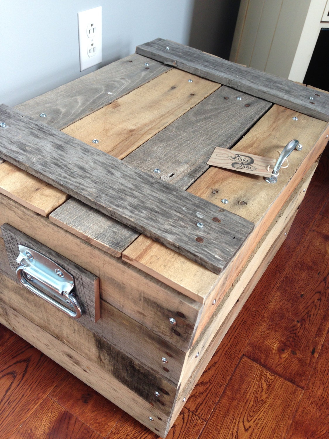 Small storage trunk chest made of repurposed pallets