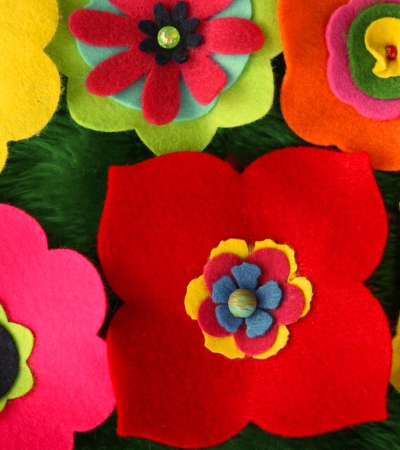 Blossoming felt flower blanket