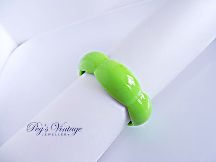 Plastic Scalped  Lime Green Color Bangle Bracelet Vintage