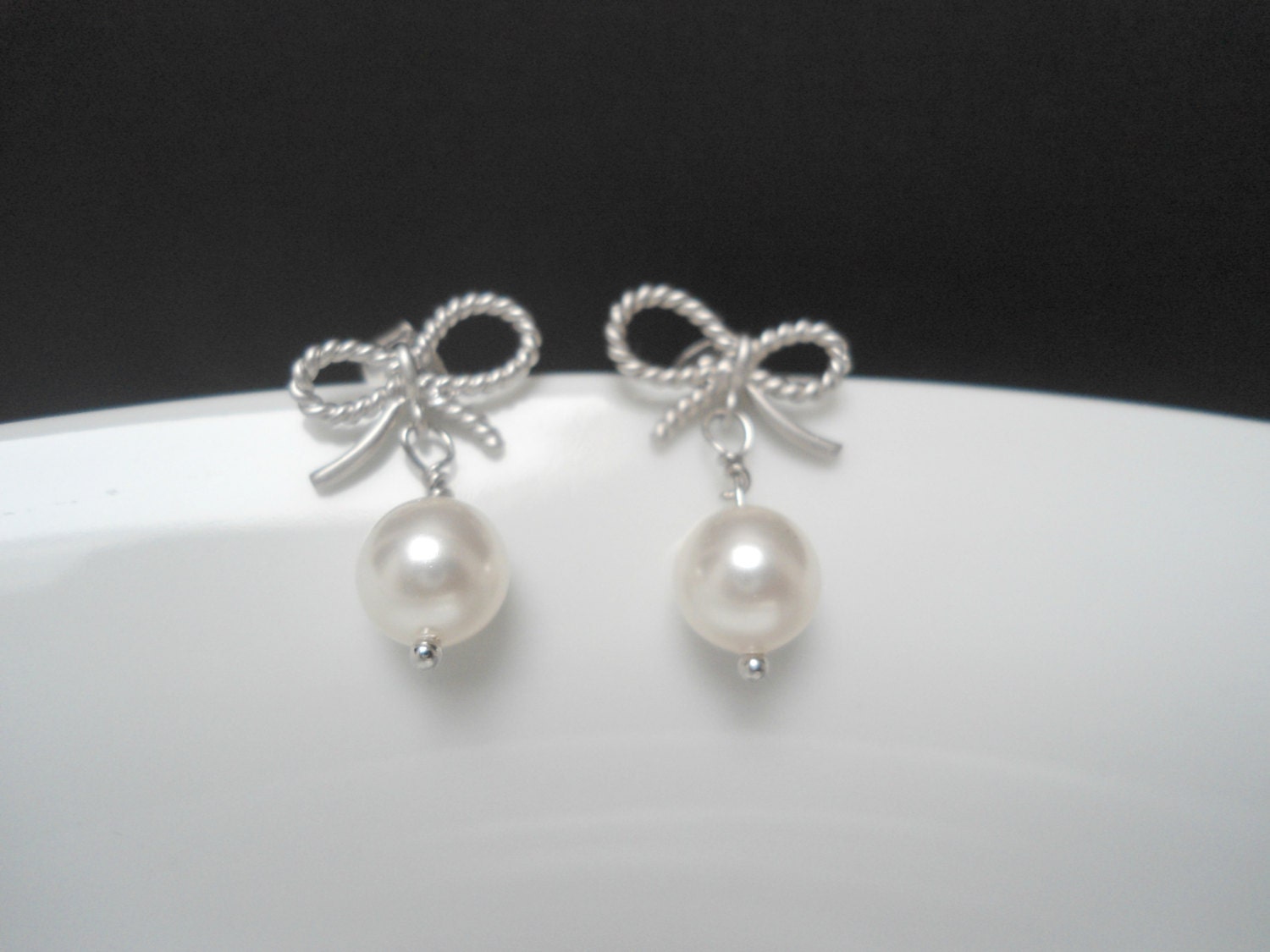Bow pearl earring , Pearl bow earring , pearl silver earring , silver bow earring , metal bow earring matte silver