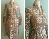 White & Grey Crochet Floral Lace Vintage Party Dress / Wedding Dress / Medium / Size 6 -8