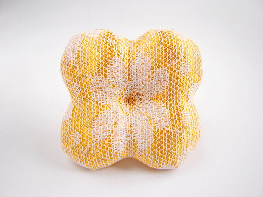 Lace Flower, Lace Brooch, Yellow Gold Jewelry, Lace Jewelry, Fabric Flower Brooch, Fabric Jewelry, Yellow Jewelry, Gold Pin, Gold Brooch