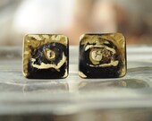 Square earrings, unique pair, black and gold colors, handmande with brass, elegant and modern design, comfortable for everyday wear