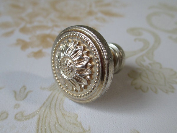 Shabby Chic Dresser Drawer Knobs Pulls Handles Antique Silver Sun Flower / Cabinet Handle Pull Knob / French Country Home Decor 106