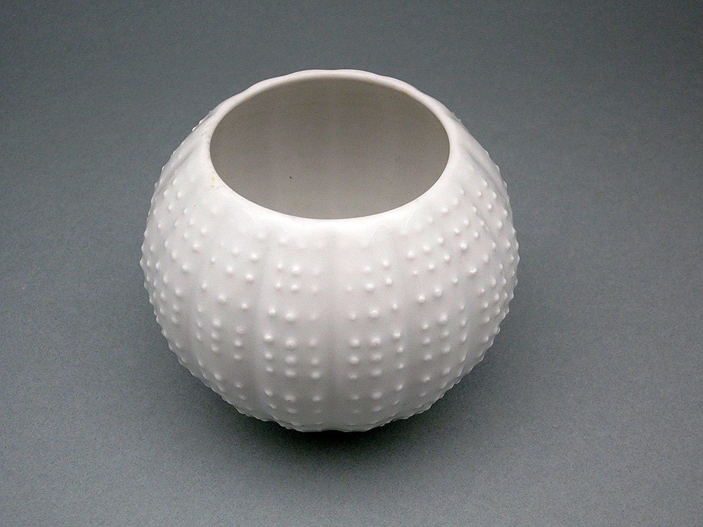 Vintage "Urchin" porcelain vase designed by Hans Achtziger for Hutschenreuther (Bavaria, Germany)