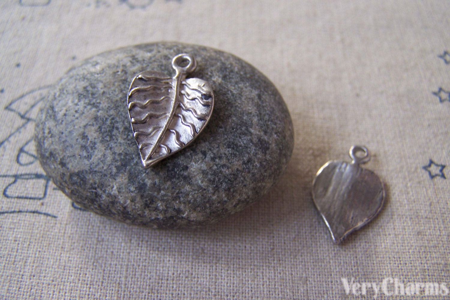 10 pcs of Silvery Gray Tree Leaf Leaves Charms 13x21mm A5384