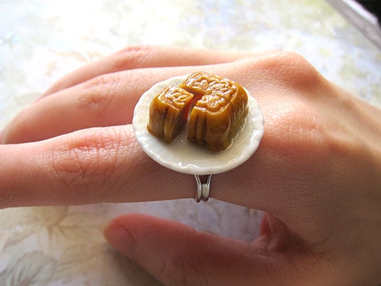 Choose From One Of The Three Lotus, Sesame Or Pandan Single Mooncake Ring