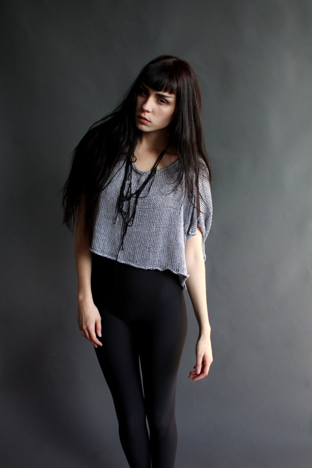 hefring: pale grey cropped top