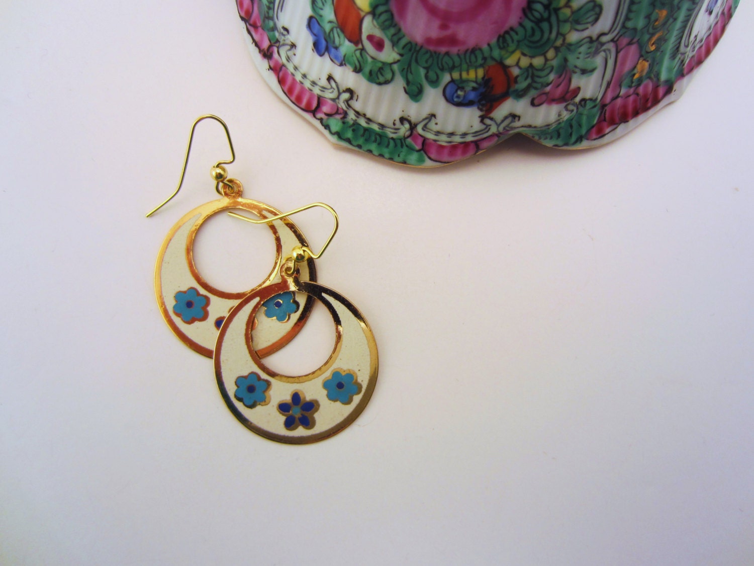 Vintage white and gold hoop dangle earrings. Blue flowers, floral design. New ear wires. Retro springtime jewelry.