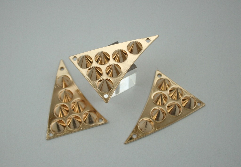 5 pcs. Zinc Gold Triangle Spikes Charms Pendants Decorations Findings. CHPS3447