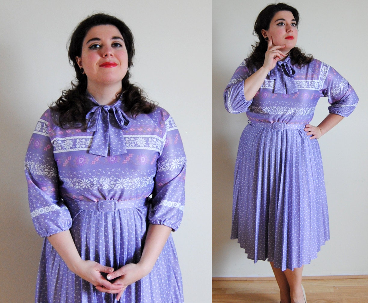 Plus Size Vintage Dress 1970's Purple Accordion Dress with Belt and Bow // Folk Festival Fashion // Size 12/14 XL