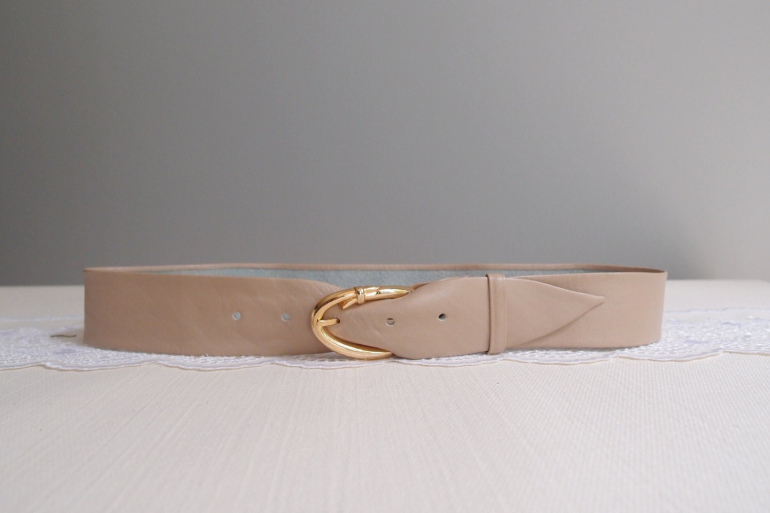 vintage belt / 70s 80s Beige Taupe soft leather Gold Buckle Belt ... fits 26-30