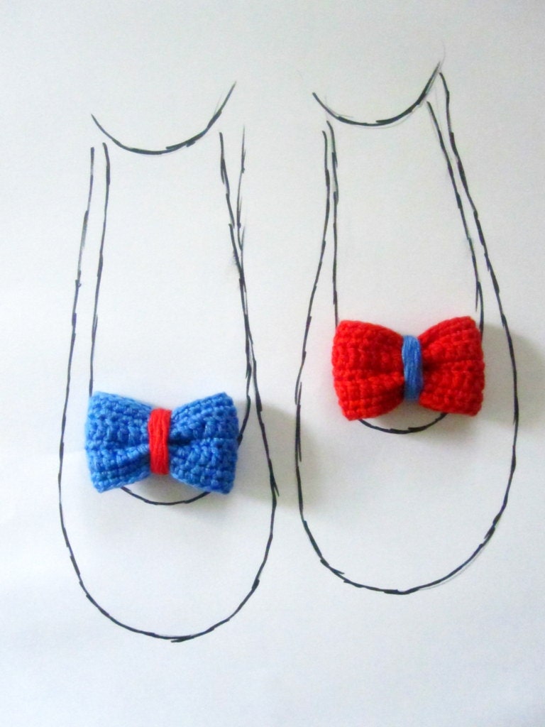 Opposites attract. Crochet bow shoe clips in red and blue.