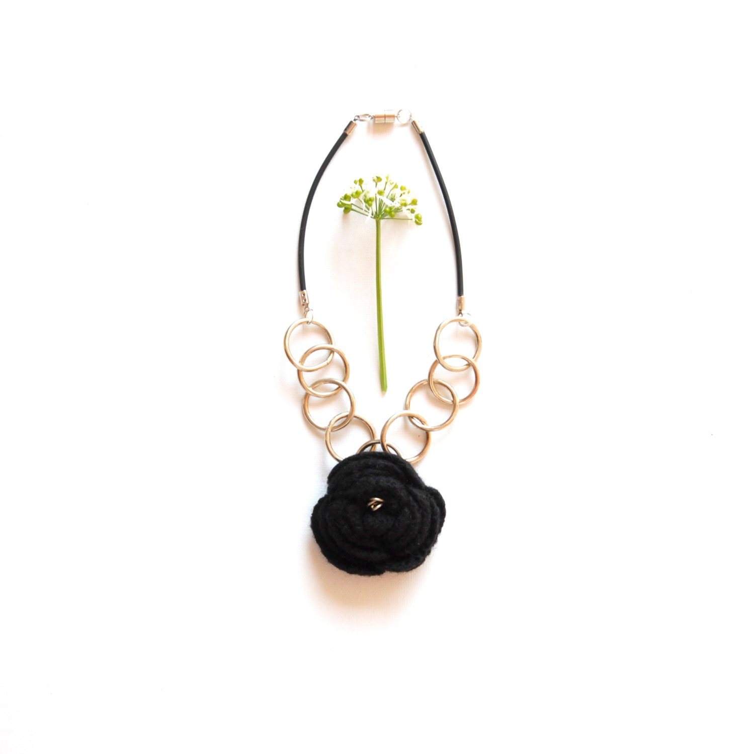 chain necklace alpaca metal with crochet felt flower