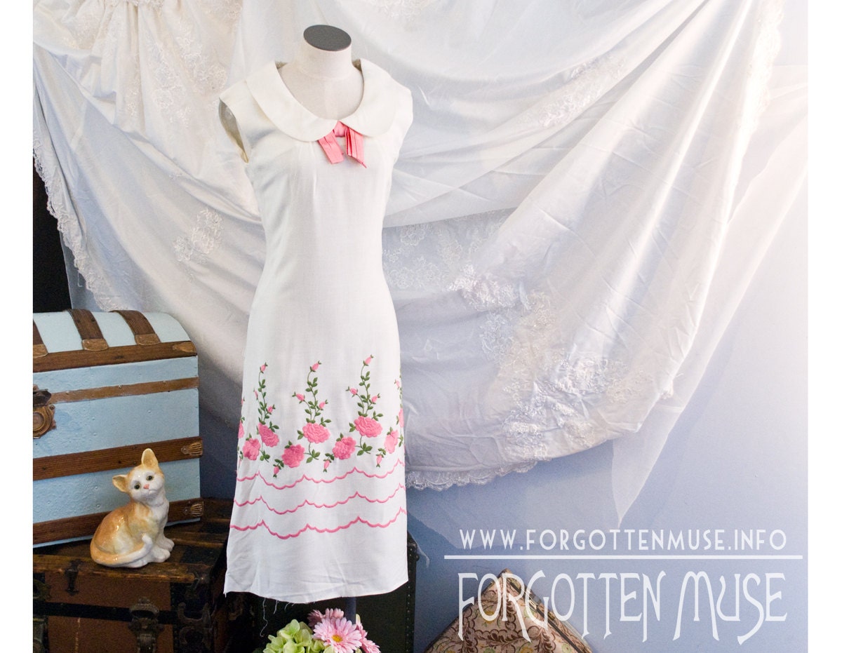 60s - Betty - white sleeveless knee length shift dress with sailor pan collar and pink flowers - size M