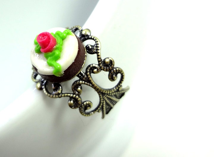 Cute Rose Topped Miniature Cake Ring