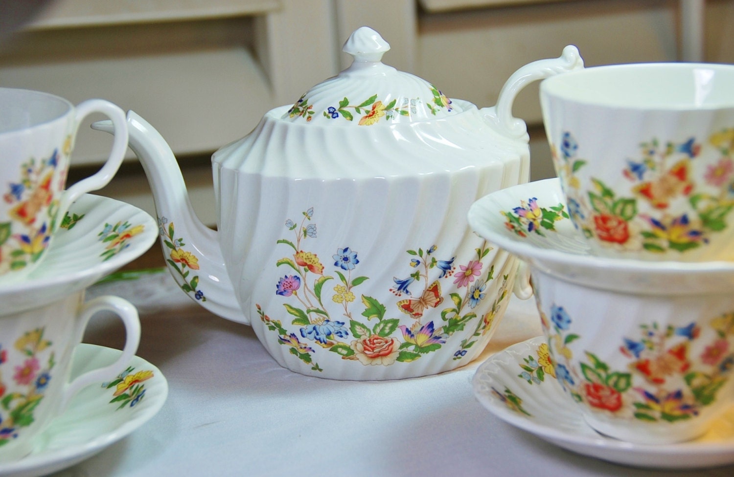 Beautiful AYNSLEY "Cottage Garden" Tea Set, Teapot, Four Tea Cups Saucers, Swirl, Floral, England