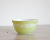 1.5 Quart Vintage Pyrex Mixing Bowl in Light Celery Green Crazy Daisy