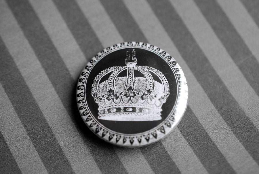 Handmade badge/pinback button - Victorian illustration - Crown