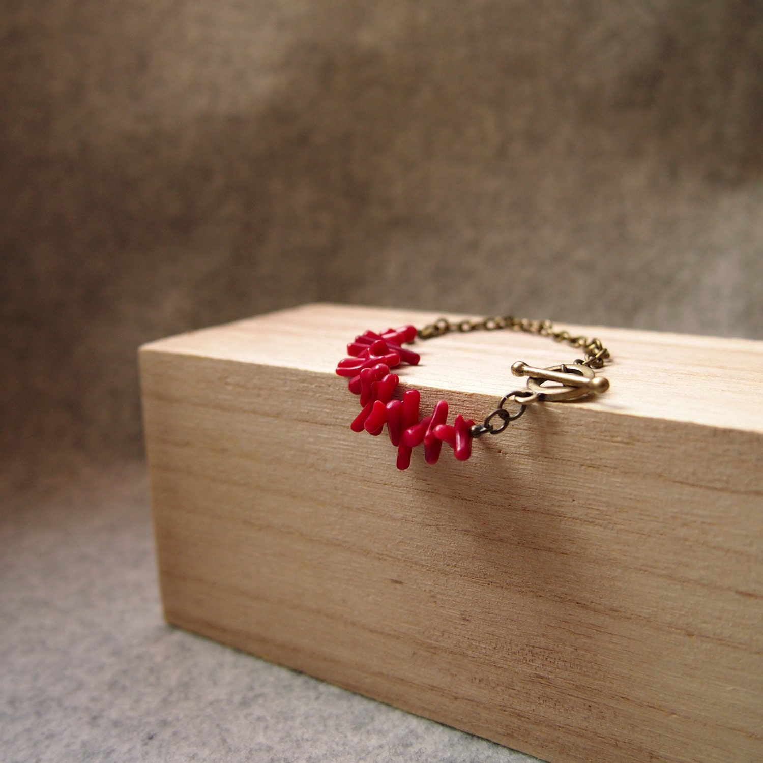 Coral beads bracelet . Red and Brass .