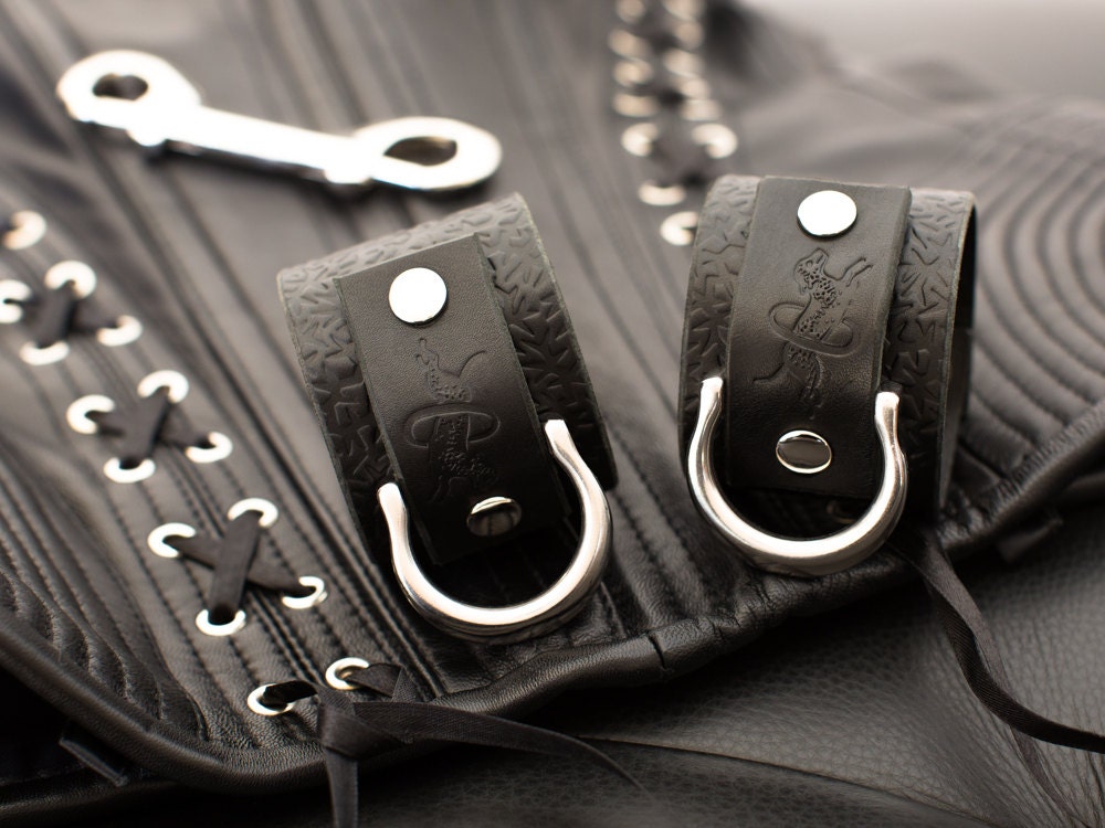 Leather Bondage Cuffs - Black Latigo - Embossed with Thorns - Steel Horseshoe Lead Ring